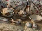 Antiek Servies met Bloemenmotief, Antiek en Kunst, Antiek | Servies compleet, Ophalen of Verzenden