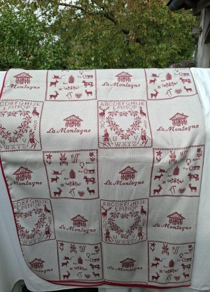 Landelijk Frans beige / rood tafelkleed, berg / ski thema, Huis en Inrichting, Keuken | Textiel, Gebruikt, Tafelkleed of Tafelzeil