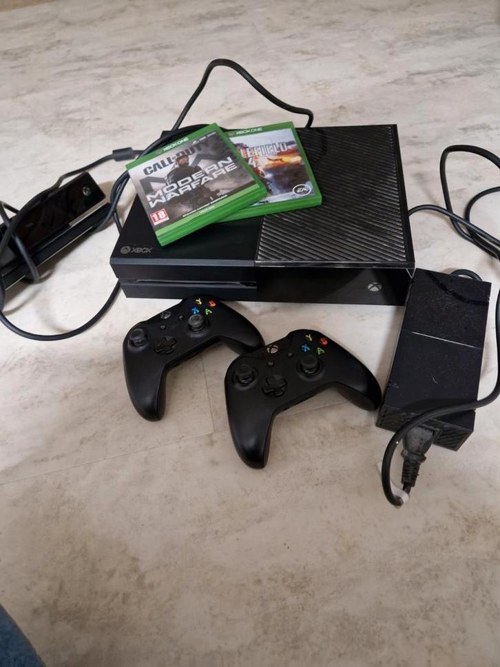 Xbox One met 2 controllers, 2 games & Kinect, Spelcomputers en Games, Spelcomputers | Xbox Original, Gebruikt, Met 2 controllers