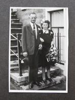 Foto ELSINGA, Franeker; Bruidspaar op trap gemeentehuis 1946, Verzamelen, Foto's en Prenten, Ophalen of Verzenden, 1940 tot 1960