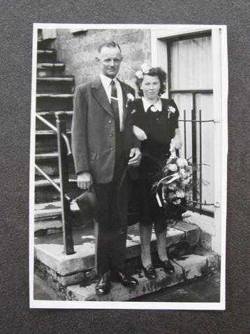 Foto ELSINGA, Franeker; Bruidspaar op trap gemeentehuis 1946 beschikbaar voor biedingen