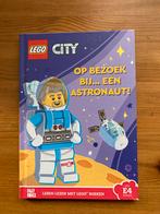 Op Bezoek bij een Astronaut - kinderboek Lego, Boeken, Ophalen of Verzenden, Zo goed als nieuw