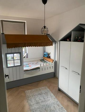 Complete kinderkamer / Bedhuisje/ Matras+bureau+kledingkast beschikbaar voor biedingen