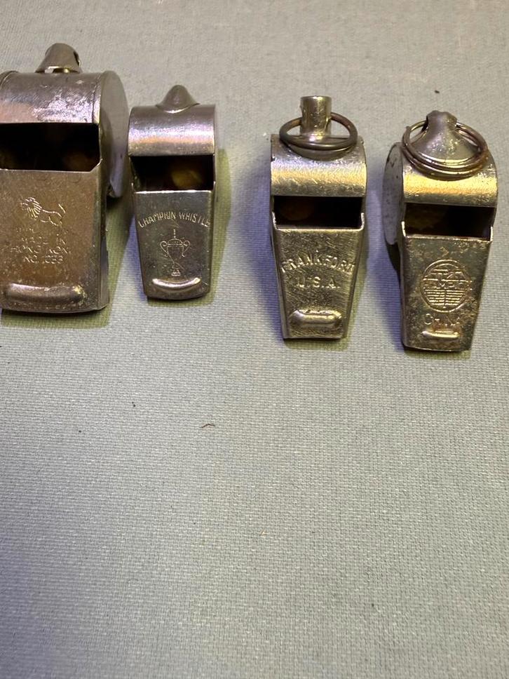 4 Antieke IJzeren #Fluitjes - Champion, Frankfort, Hongkong, Verzamelen, Overige Verzamelen, Gebruikt, Ophalen of Verzenden