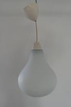 Vintage melkglas hanglamp druppel met bakeliet kapje, Huis en Inrichting, Lampen | Hanglampen, Vintage, Glas, Zo goed als nieuw