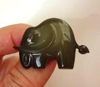 Jaren '70 kunststof olifant broche: W. Germany, nr. 1557, Sieraden, Tassen en Uiterlijk, Antieke sieraden, Ophalen of Verzenden