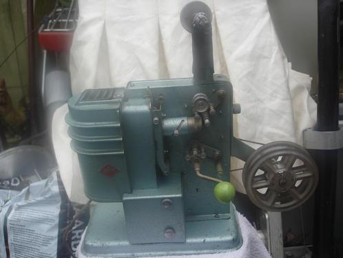 Vintage Handmatige Filmprojector EKA Jaren ’30, Verzamelen, Fotografica en Filmapparatuur, Projector, Voor 1940, Ophalen