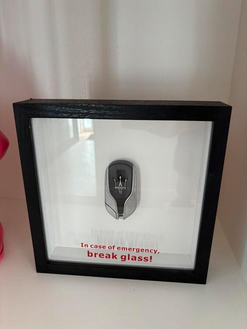 Maserati in case of emergency break glass sleutel showcase, Verzamelen, Merken en Reclamevoorwerpen, Zo goed als nieuw, Reclamebord
