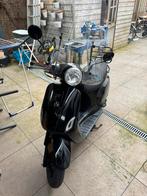 Zwarte scooter met blauwkenteken, Fietsen en Brommers, Ophalen