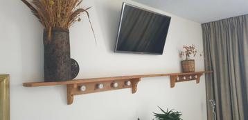 Houten wandplank regaal met 8 porseleinen knoppen. beschikbaar voor biedingen