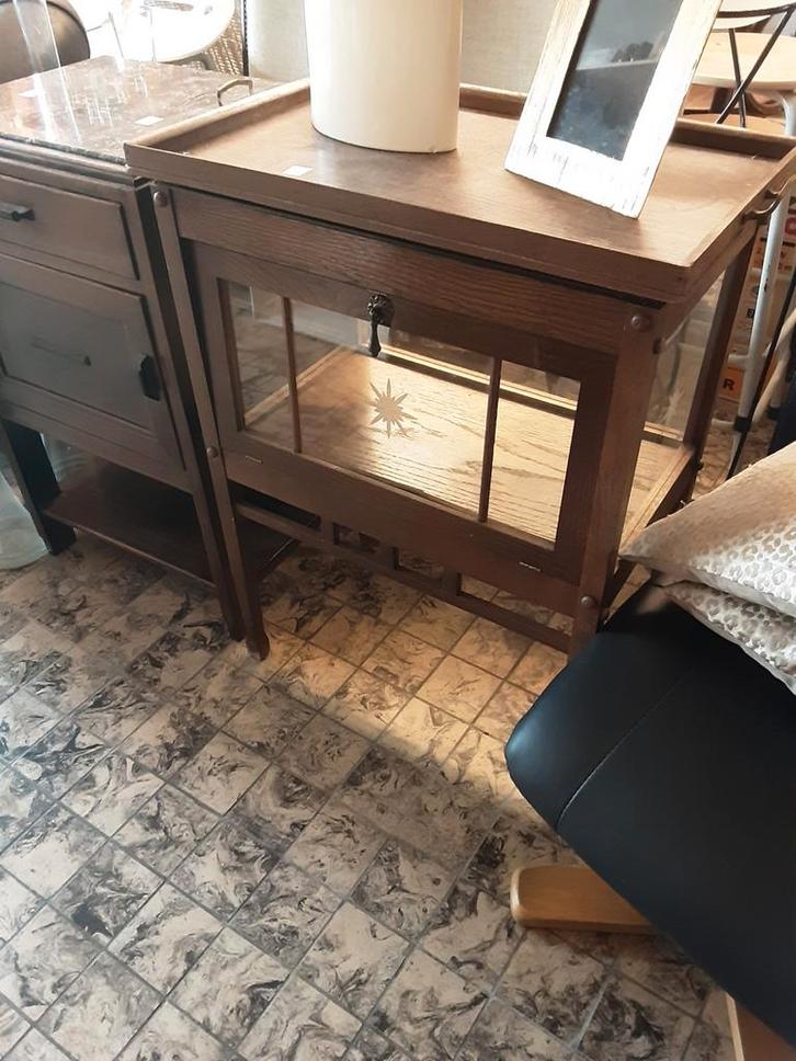 Houten kastje met glazen deur theekastje, Huis en Inrichting, Kasten | Dressoirs, Gebruikt, 50 tot 100 cm, 25 tot 50 cm, Met plank(en)