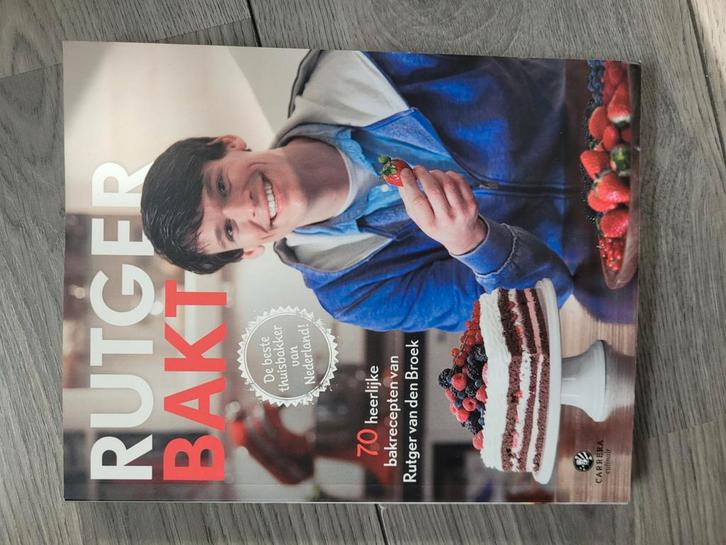 Rutger Bakt - 70 Heerlijke Bakrecepten, Boeken, Kookboeken, Zo goed als nieuw, Taart, Gebak en Desserts, Europa, Ophalen of Verzenden