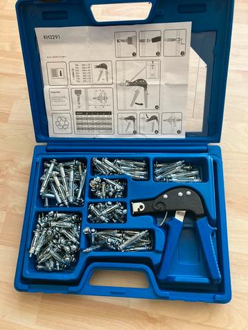 Holle wand pluggenset met plugtang beschikbaar voor biedingen