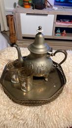 Marokaanse theepot met glazen op dienblad, Ophalen