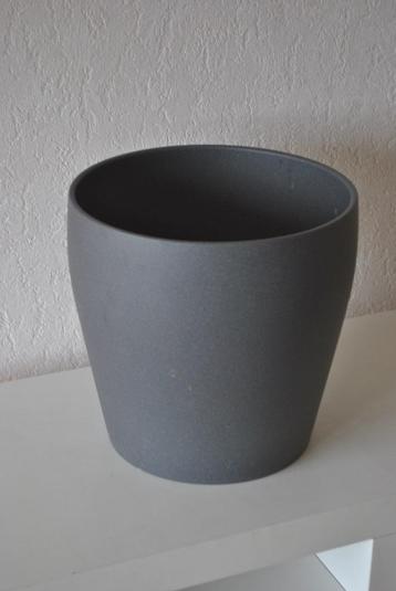 Bloempot, 26 cm hoog, diameter 27 cm beschikbaar voor biedingen