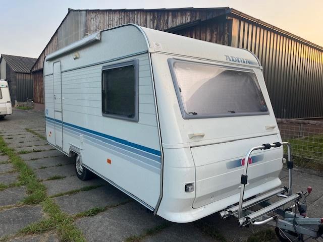 Leuke Adria caravan in goede staat, Caravans en Kamperen, Caravans, Particulier, tot en met 4, 500 - 750 kg, Overige, Adria, Dwarsbed