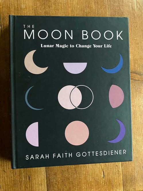The moon book - Sarah Faith Gottesdiener, Boeken, Esoterie en Spiritualiteit, Zo goed als nieuw, Overige typen, Ophalen of Verzenden