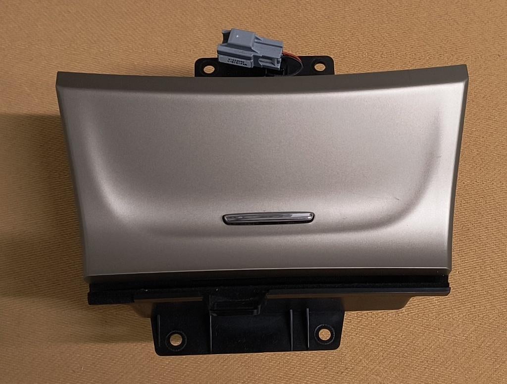 Jeep Grand Cherokee WKII 2013-18 Glove Box X90020202MR, Auto-onderdelen, Ophalen of Verzenden, Gebruikt, Jeep