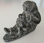 ZeepsteenHandgesneden Beeld Inuit moeder die een baby voedt, Ophalen