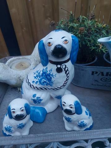 Mooie antiek Engelse set porseleinen Staffordshire Spaniels  beschikbaar voor biedingen