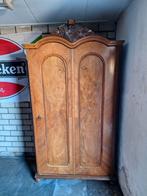 Antieke linnenkast met houtsnijwerk, Ophalen