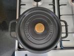 Staub La Cocotte gietijzeren braadpan 22cm, Gietijzer, Ophalen of Verzenden, Zo goed als nieuw, Keramische plaat