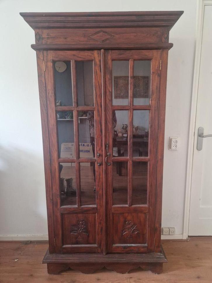Houten vitrinekast met bijzondere elementen, Huis en Inrichting, Kasten | Vitrinekasten, Gebruikt, 150 tot 200 cm, 50 tot 100 cm