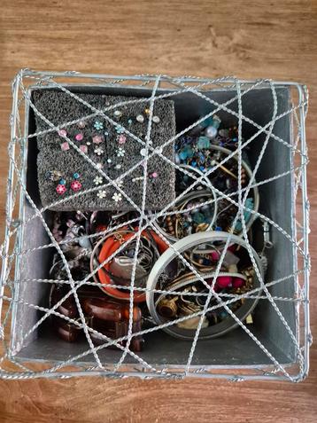 Bak sieraden ongesorteerd vintage kettingen armbanden etc beschikbaar voor biedingen