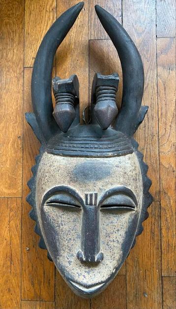 Afrikaans Houten Masker met Hoorns beschikbaar voor biedingen