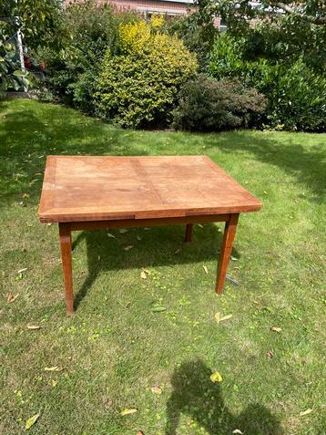 Uitschuifbare eikenhouten tafel beschikbaar voor biedingen
