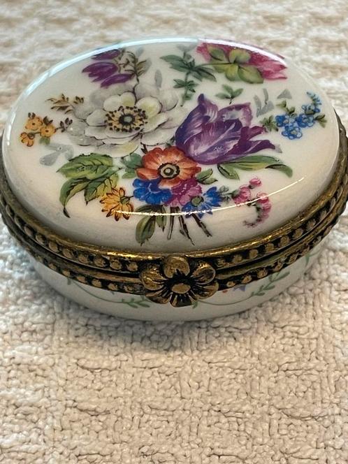 Limoges France / LC - porseleinen pillendoosje, Antiek en Kunst, Curiosa en Brocante, Ophalen of Verzenden