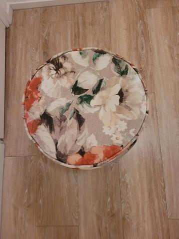 Leuke gekleurde ronde poef