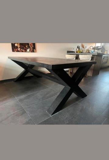 zwarte houten eettafel beschikbaar voor biedingen