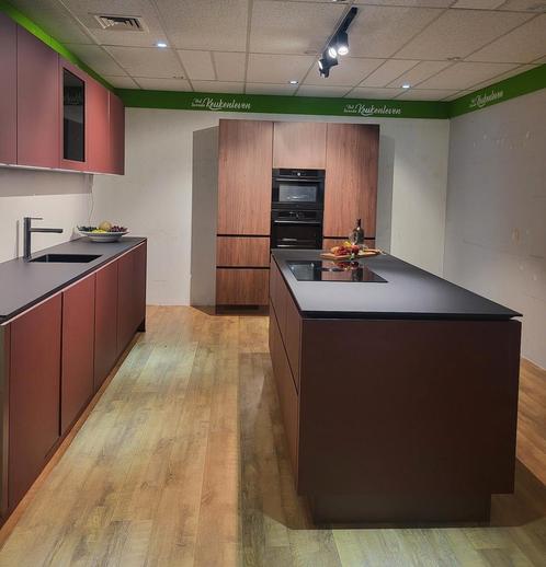 Zeer luxe ruime showroomkeuken met kastenwand, eiland, BORA, Huis en Inrichting, Keuken | Complete keukens, Nieuw, Overige typen