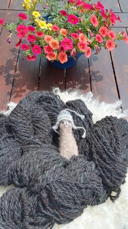 Alpaca wol donkergrijs handgesponnen 635g, Hobby en Vrije tijd, Breien en Haken, Nieuw, Breien of Haken, Wol of Garen, Ophalen of Verzenden