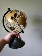 Wereldbol van metaal goud met zwart, Huis en Inrichting, Woonaccessoires | Wereldbollen, Ophalen of Verzenden