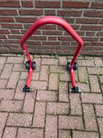 Paddockstand voor motorfiets, Ophalen