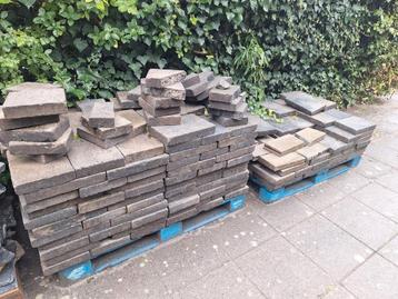 Meer dan 60m2 aan tuintegels antraciet beschikbaar voor biedingen