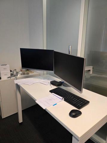 Complete Kantoorplek met Dubbele HP Schermen & Bureau beschikbaar voor biedingen