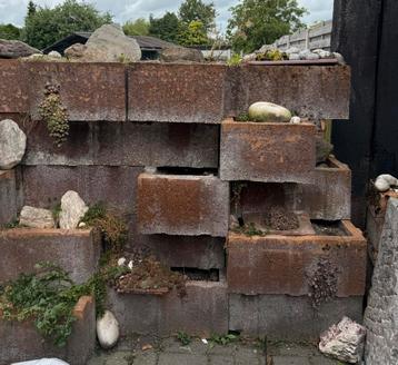 Bloempot / plantenbak / stapelblokken beschikbaar voor biedingen