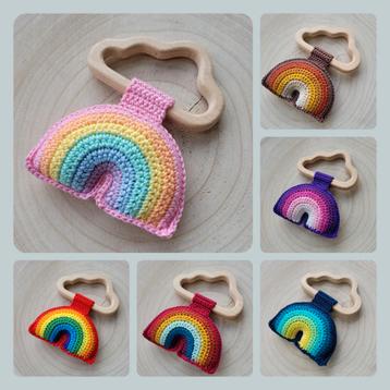 Gehaakte regenboog rammelaar beschikbaar voor biedingen