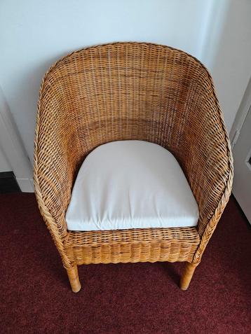 Rotan stoel met kussen  beschikbaar voor biedingen