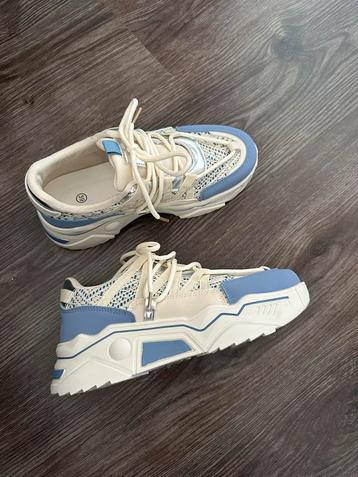 Nieuwe sneakers maat 39 beschikbaar voor biedingen