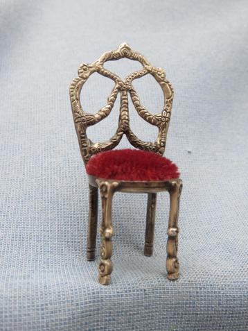 Zilveren miniatuur stoeltje met keur – 2e helft - 20e eeuw. beschikbaar voor biedingen