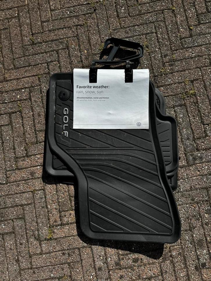 Originele VW Golf eTSI rubber mattenset + kofferbakmat!, Auto diversen, Automatten, Nieuw, Ophalen