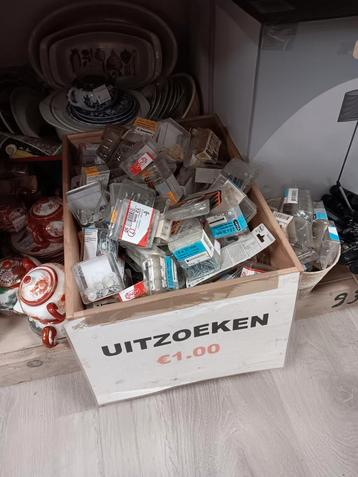 Bak met schroefjes, boutjes, etc. - €1/stuk of bod beschikbaar voor biedingen