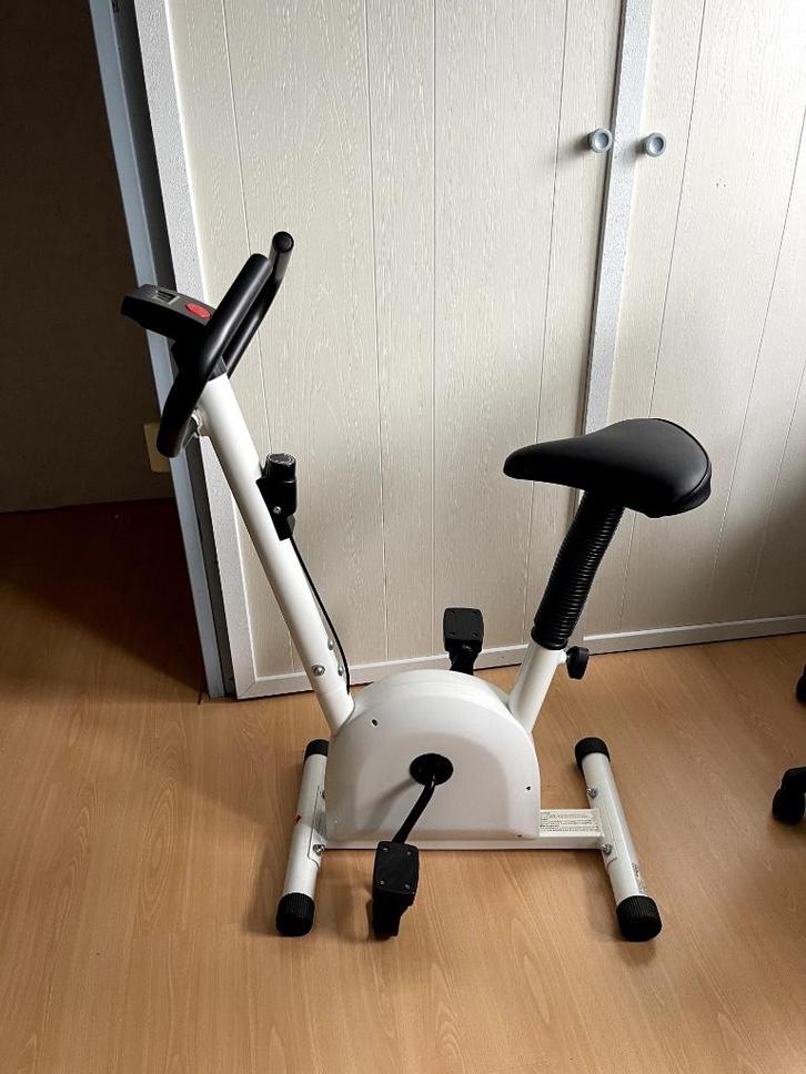 Fiets home trainer zo goed als nieuw!, Sport en Fitness, Fitnessapparatuur, Zo goed als nieuw, Hometrainer, Benen, Buik, Metaal