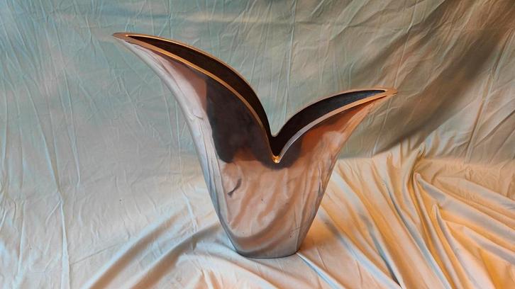 Leuke zilver kleurige vaas in de vorm van een tulp, Huis en Inrichting, Woonaccessoires | Vazen, Gebruikt, Overige kleuren, Minder dan 50 cm