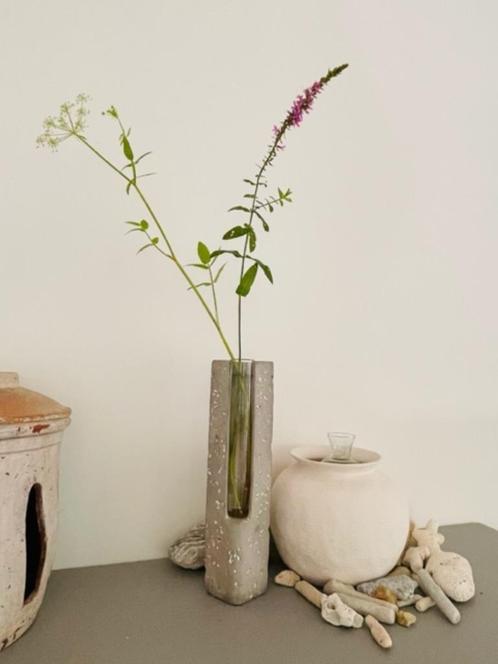 Stoere langwerpige vaas van steen / beton. Met glazen buis., Huis en Inrichting, Woonaccessoires | Vazen, Zo goed als nieuw, Overige kleuren