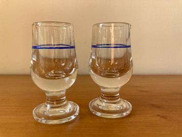 2 kleine shotglaasjes op voetje met blauwe streep  beschikbaar voor biedingen